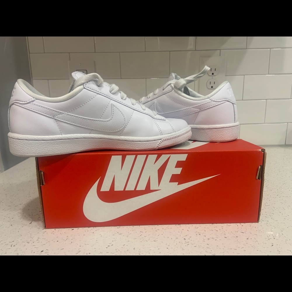 Nike classic women’s sneaker